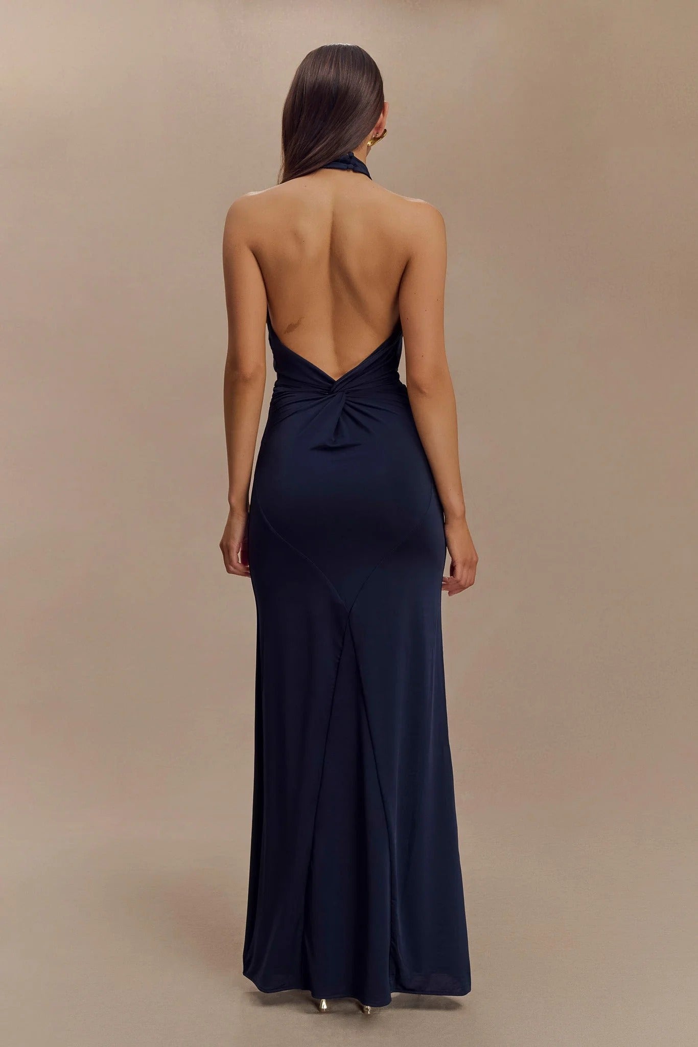 KLARA | Vestido con curvas y cuello Halter.