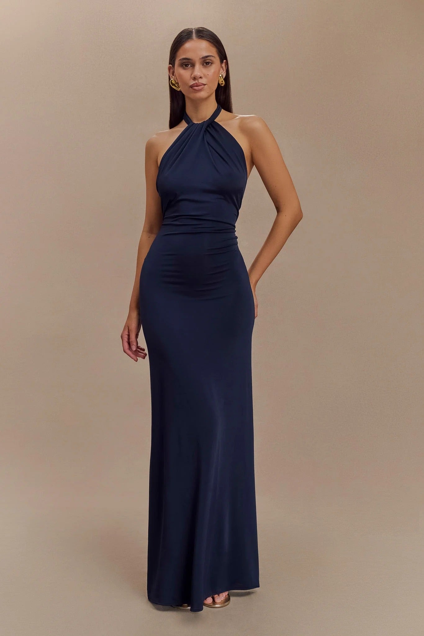 KLARA | Vestido con curvas y cuello Halter.