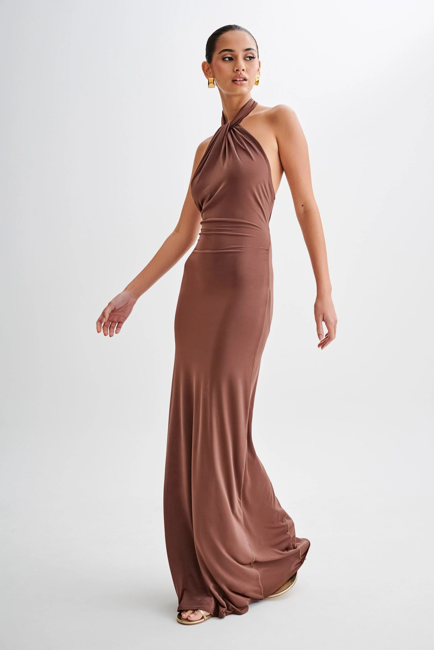 KLARA | Vestido con curvas y cuello Halter.