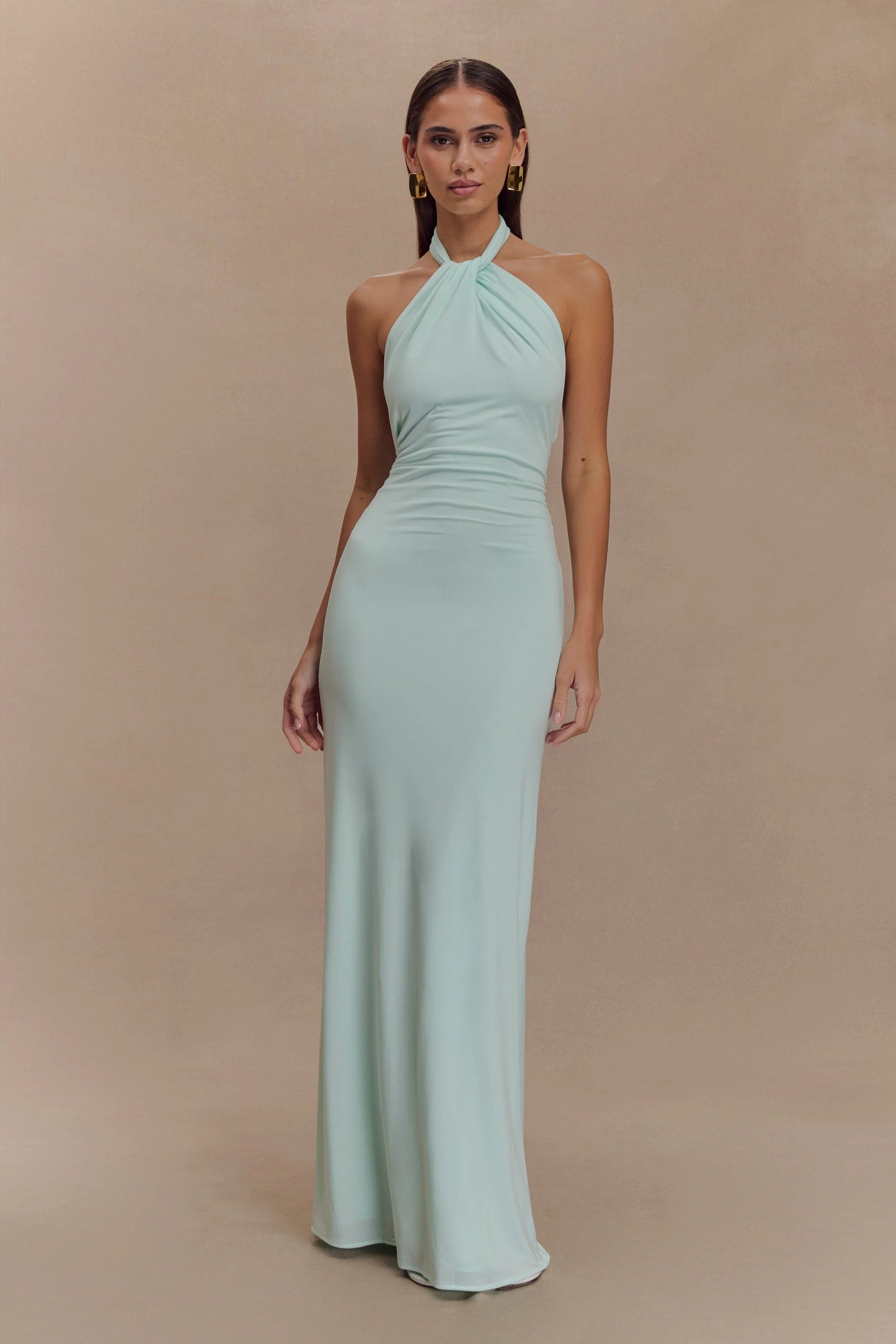 KLARA | Vestido con curvas y cuello Halter.