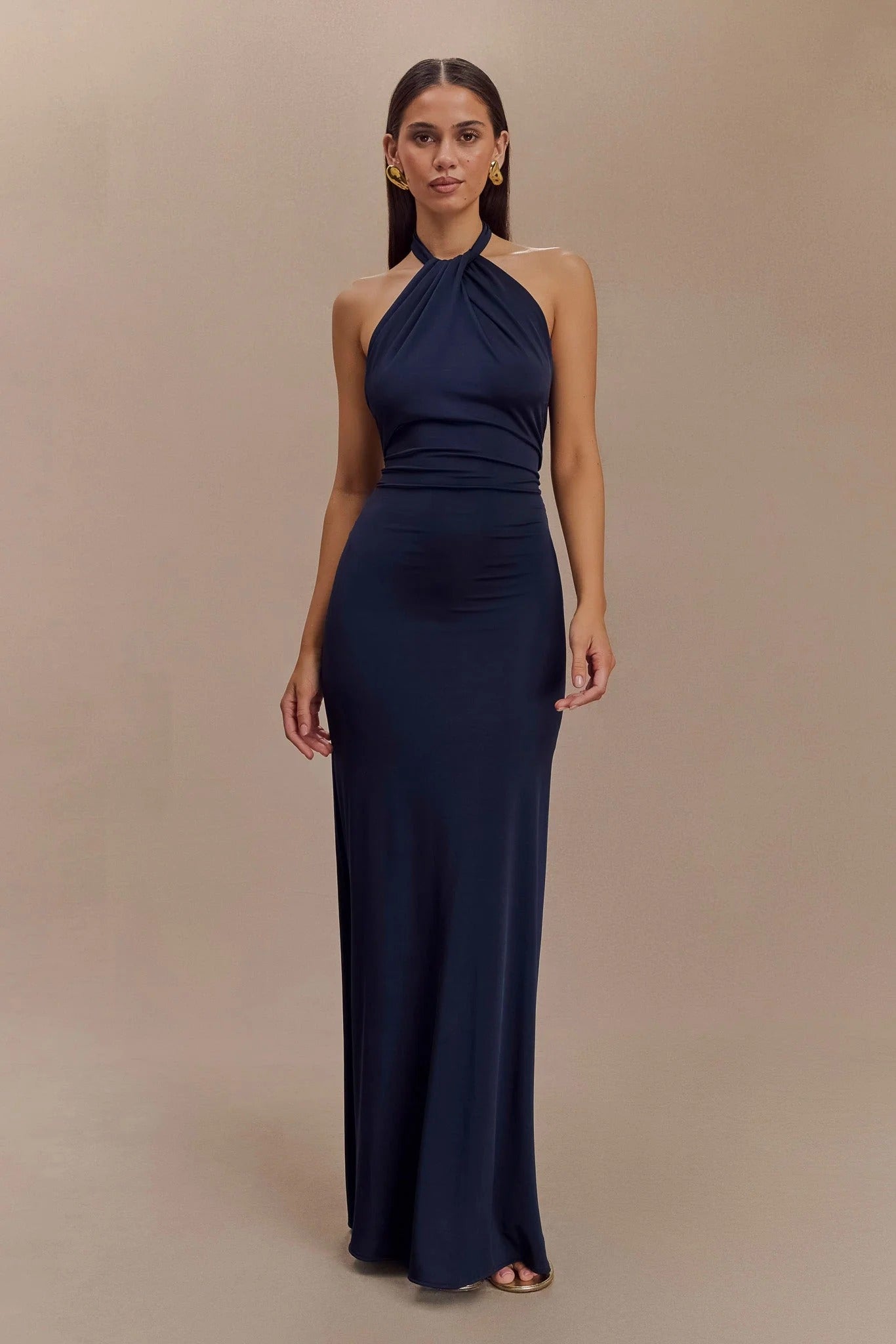 KLARA | Vestido con curvas y cuello Halter.