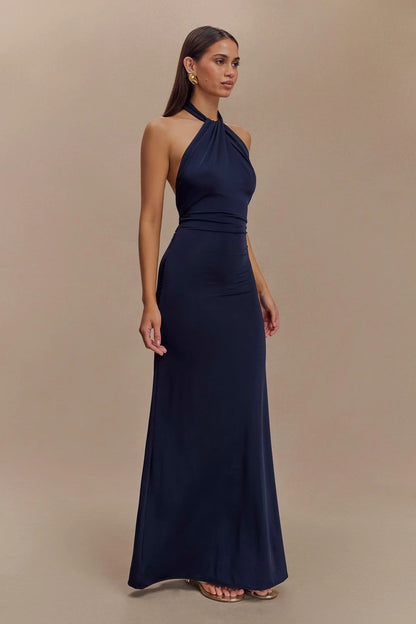 KLARA | Vestido con curvas y cuello Halter.